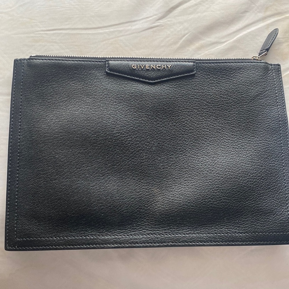 GIVENCHY
Black Grained Medium Antigona Pouch